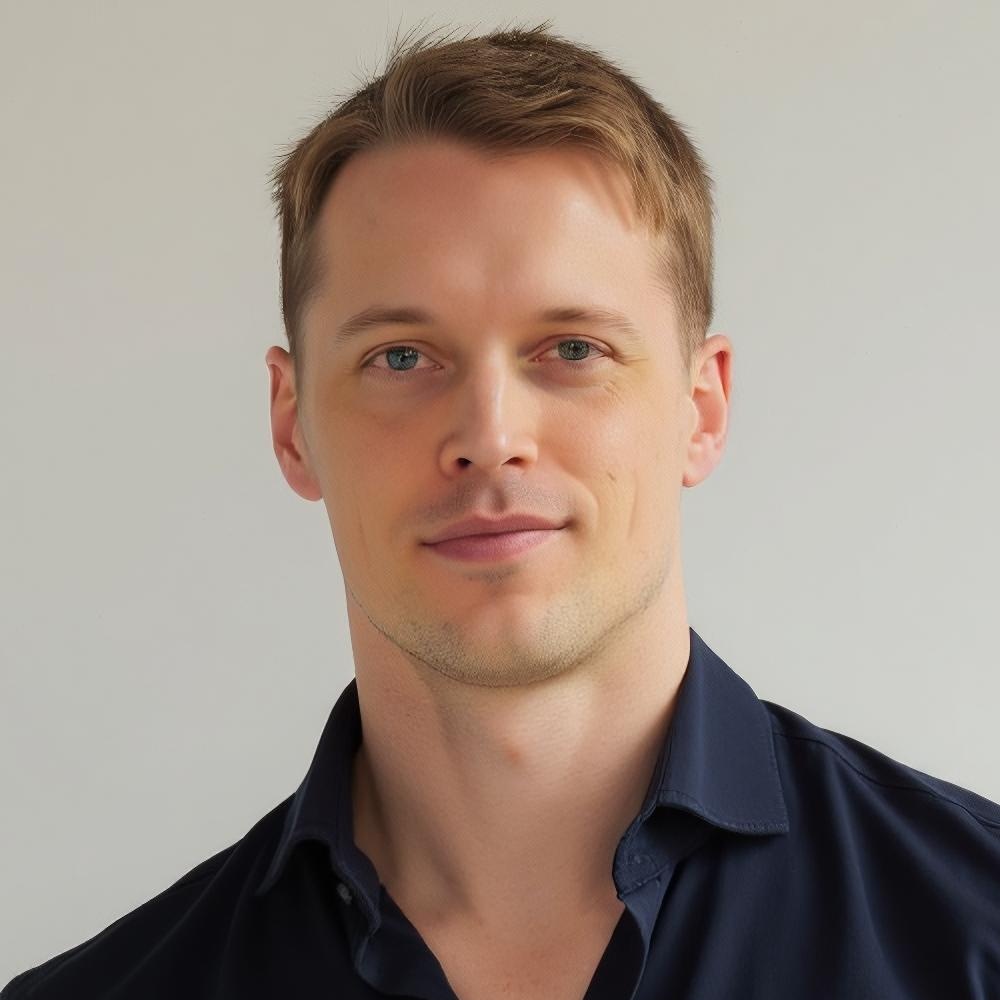 Portrait of Matthew Housser, CEO and co-founder of Simuhealth